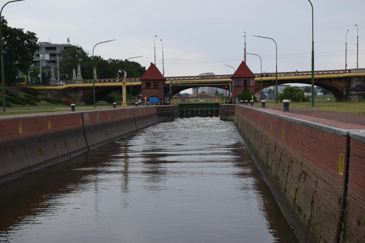 Lemuria Houseboat - Plywajacy Domek Na Wodzie Wroclaw Bagian luar foto